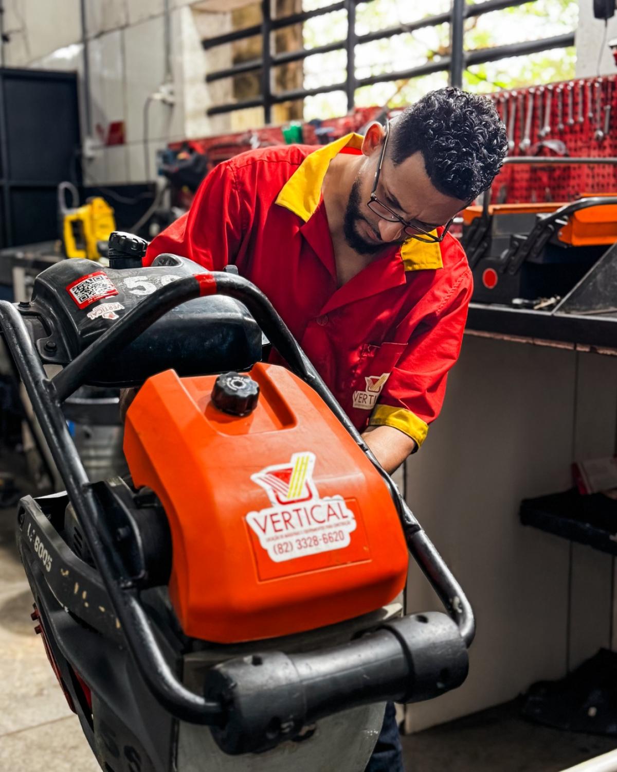 Compactador de percussão: força e precisão para compactação em obras